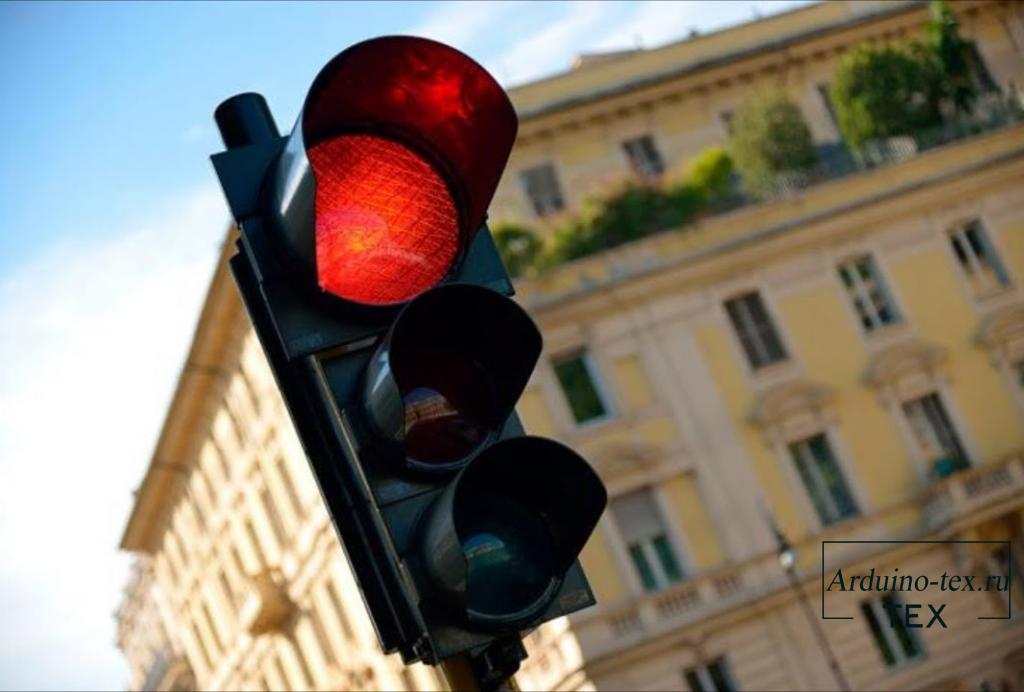 В некоторых городах России, Украины и других стран устанавливаются светофоры с увеличенным красным сигналом (300/200/200 mm). 