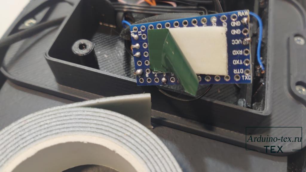 Чтобы Arduino Pro Mini и DS-3231 не стучали об корпус, приклеил их на двухсторонний вспененный скотч.